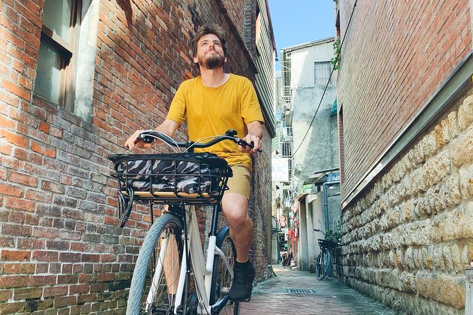 4-Hour Morning Cycling City Tour (incl. breakfast) - Tea and Taipei Xia Hai City God Temple