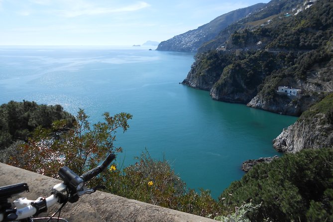 Amalfi Drive cycling tour - Furore Fjord: a five-minute stop with a big view