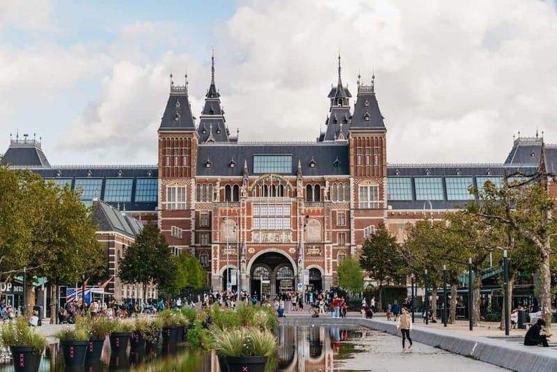 Amsterdam Bike Tour in Small Group + Optional Canal Cruise - Amsterdam Centraal and Artis Zoo: a quick city introduction