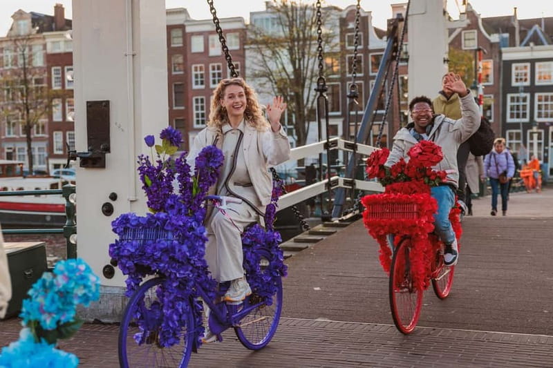 Amsterdam: City Centre, Guided Bike Tour on Flower Bikes - The guides make the short tour work