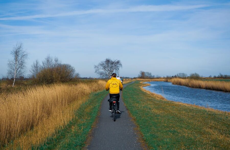 Amsterdam: Dutch Countryside E-Bike with Cheese & Clogs - Broek in Waterland and its quiet wooden streets