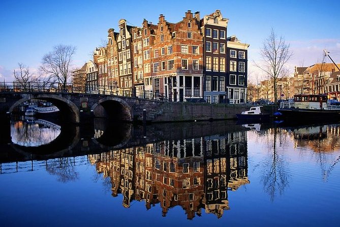 Amsterdam: E-Bike Sightseeing Tour - The canals show Amsterdam at street level
