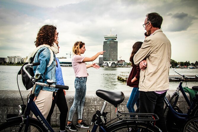 Amsterdam full day tour: Walking, Biking and Cruising - Picking up a bike on Nieuwezijds Voorburgwal