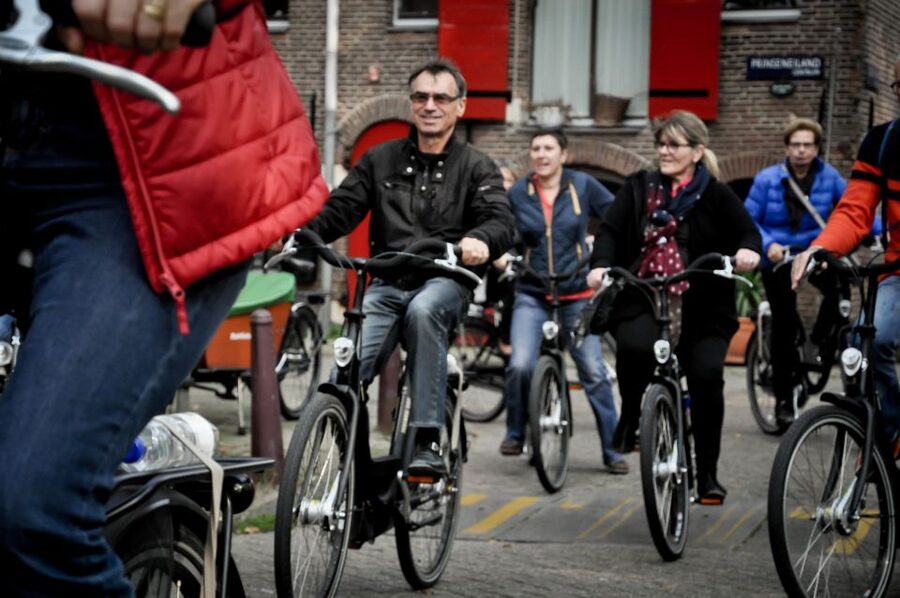 Amsterdam: Guided City Bike Tour in French - Why Amsterdam works so well on two wheels