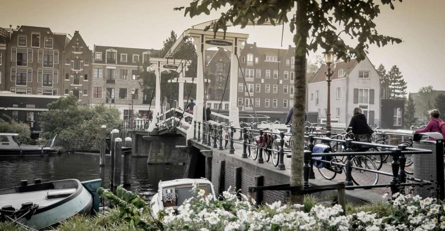 Amsterdam: Guided City Bike Tour in French - From De Negen Straatjes to the canal belt