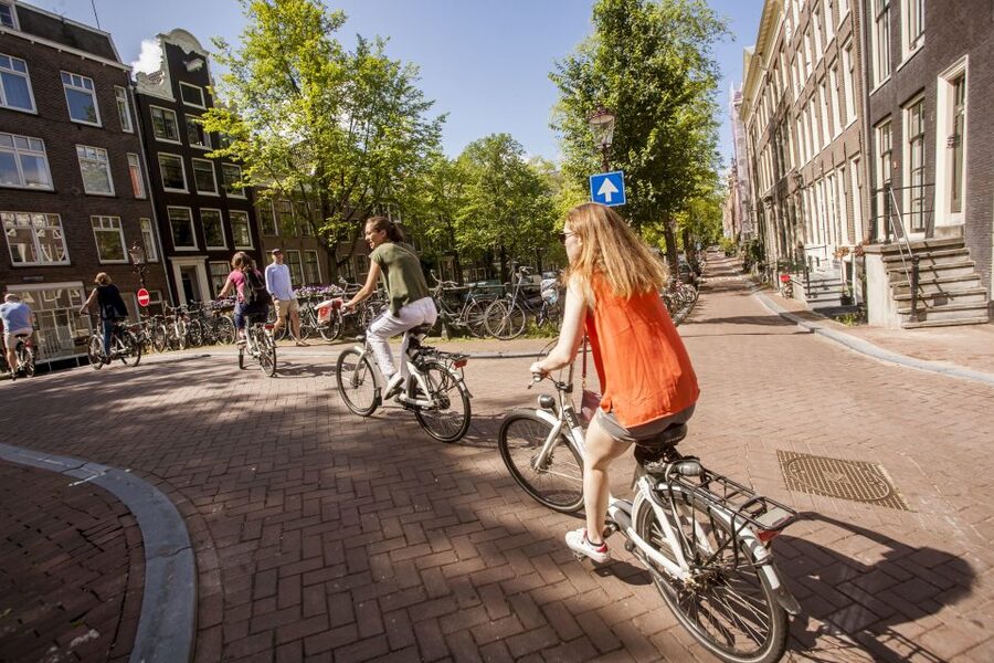 Amsterdam: Hidden Gems & Highlights Guided Bike Tour - Group size and timing