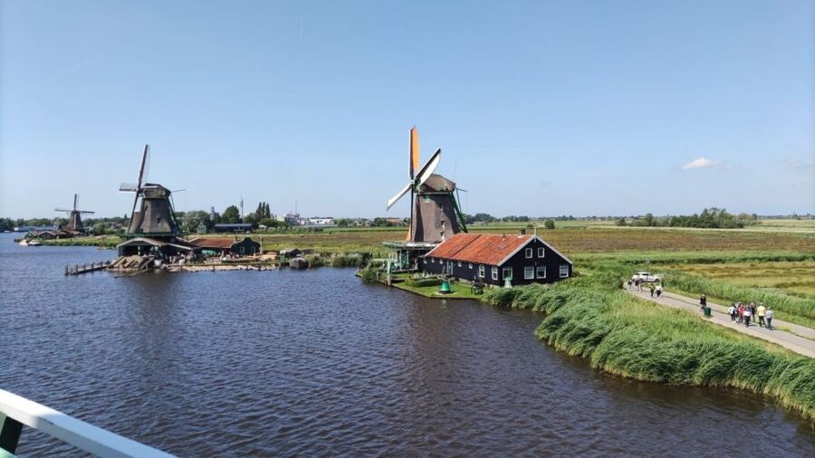Amsterdam: Zaanse Schans Windmills Bike Tour with Guide - The Batavus bikes and the pace of the ride