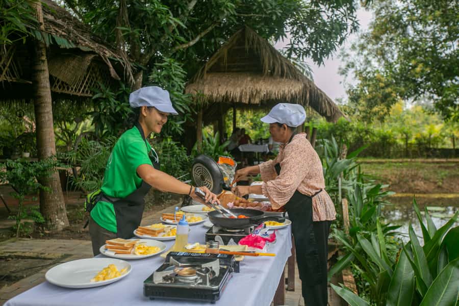 Angkor Wat: Guided Sunrise Bike Tour w/ Breakfast and Lunch - Lunch and the final stretch