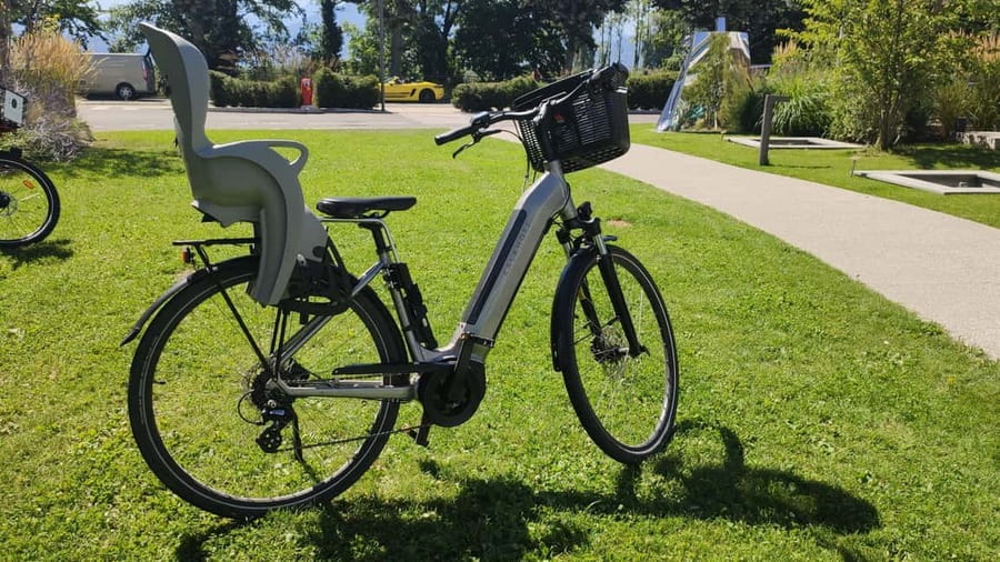 Annecy-le-Vieux, France: Electric and Classic Bike Rentals - Setting out along Lake Annecy