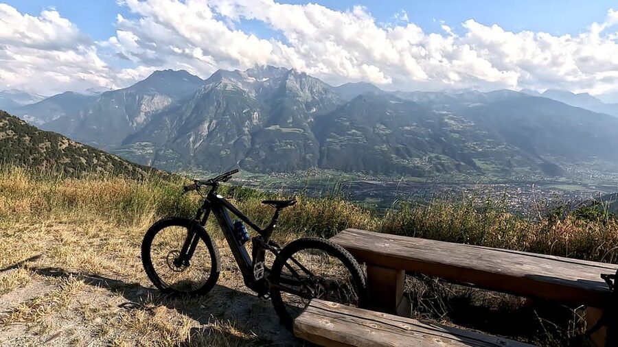 Aosta: E-bike full suspension day rental - Four hours on routes that start at the shop