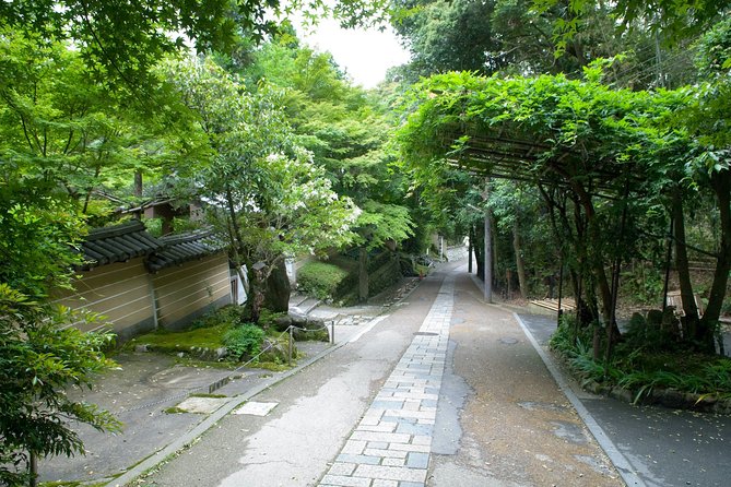 Arashiyama Bamboo Forest E-Biking Tour - Tōji-in brings a quiet half hour