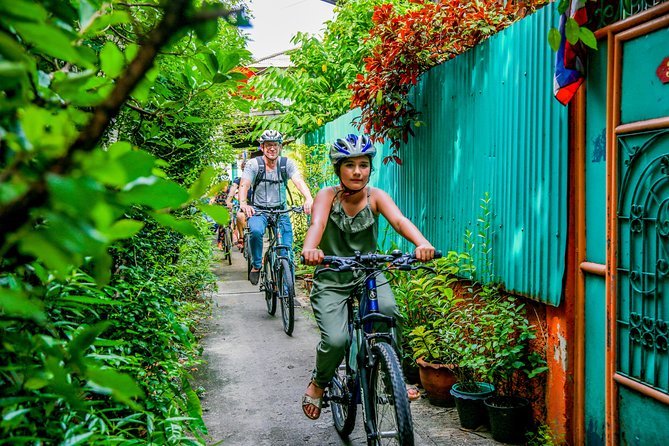 Bangkok: Backstreets and Temple Historic Bike Tour - Phra Athit and the first narrow lanes