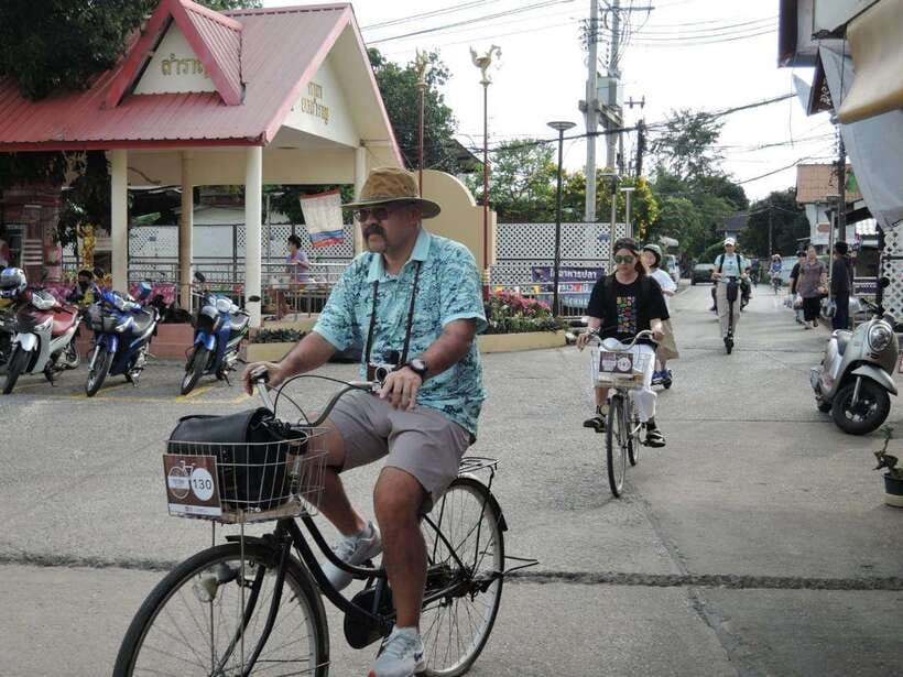 Bangkok: Bang Kachao Green Lung Bike Tour - Getting across the Chao Phraya at Wat Bangna Nok