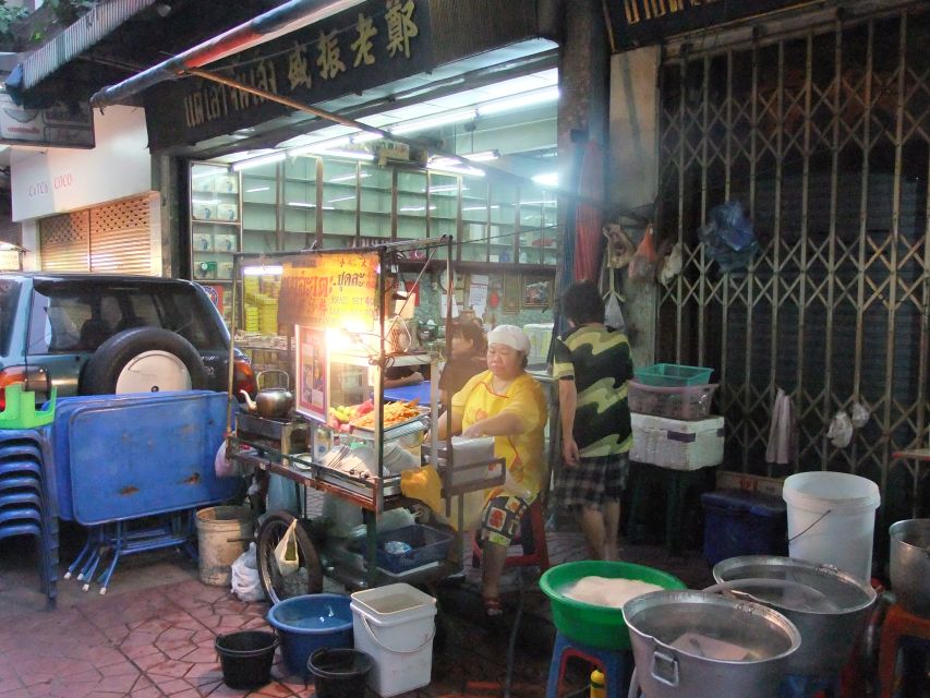 Bangkok by Night Cycling Tour with Street-food Meal - Street food that fits the evening