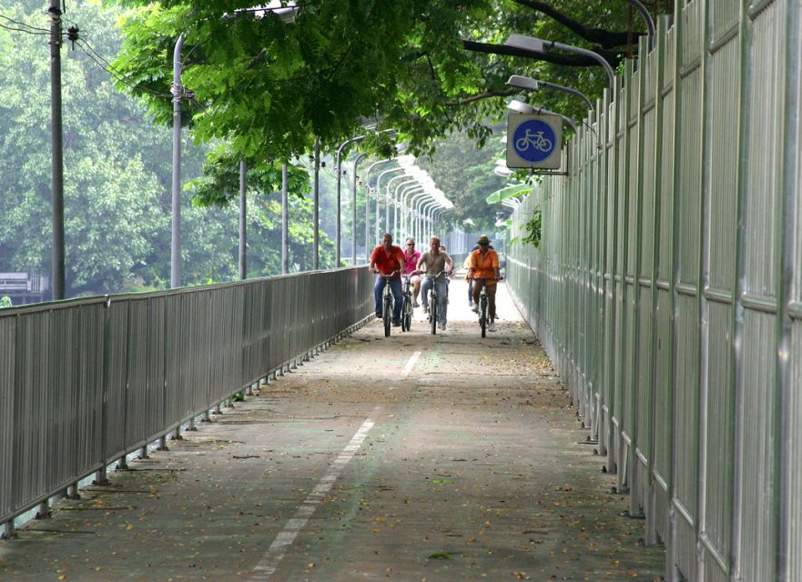 Bangkok: City Culture half-day Bike Tour - Pace, heat, and road conditions