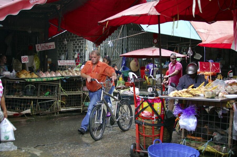 Bangkok: City Culture half-day Bike Tour - Crossing Rama IV Road and reaching Benjakitti Forest Park
