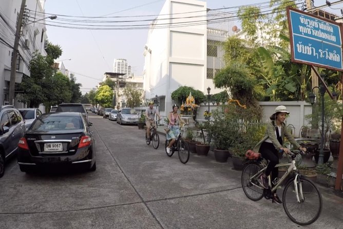 Bangkok City Culture Tour by Bike - Lumpini Park: a calm first look at Bangkok