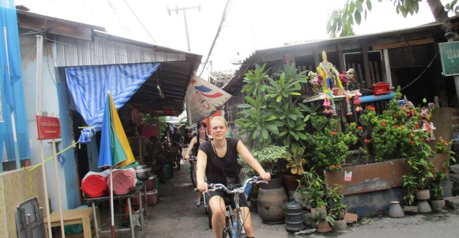 Bangkok Full-Day Bike Tour with Boat Transfer and Lunch - Small communities beneath the highway
