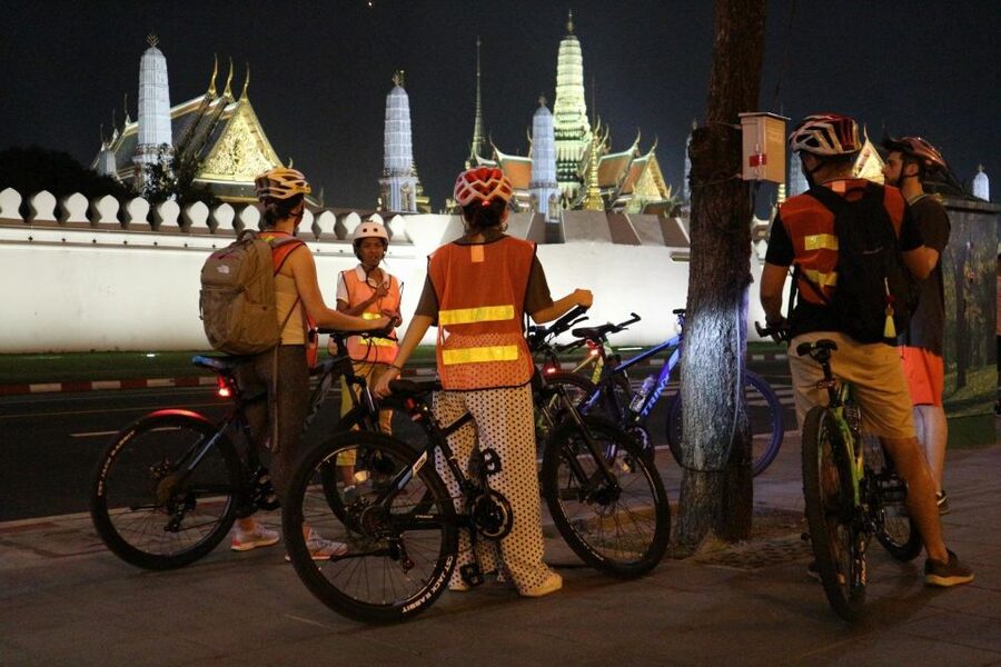 Bangkok: Night Bike Ride and Dinner at a Local Restaurant - Why Bangkok works so well after dark