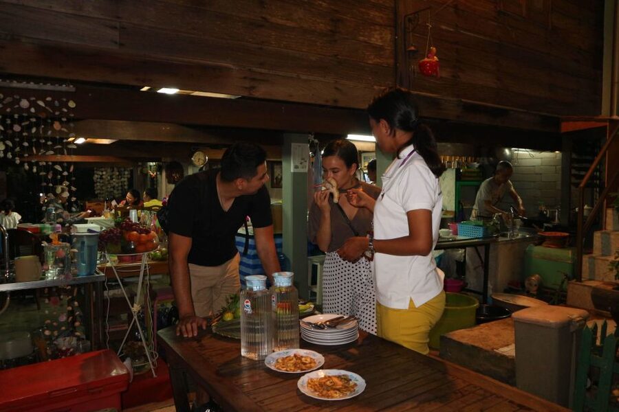 Bangkok: Night Bike Ride and Dinner at a Local Restaurant - Pak Khlong Talat after dark