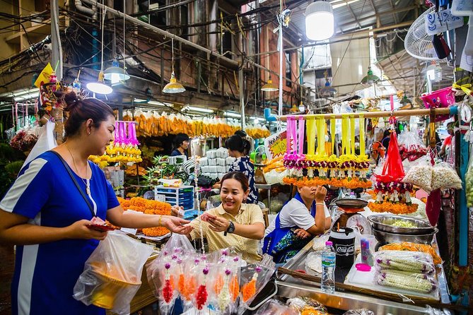 Bangkok: Night Bike Tour with Temples & Flower Market Visit - Why Bangkok by bike works after dark