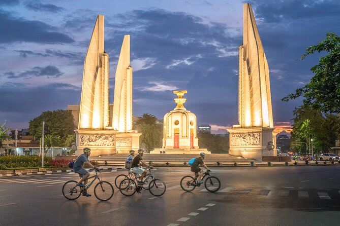 Bangkok: Night Bike Tour with Temples & Flower Market Visit - Phra Sumen Fort and the Rama VIII Bridge