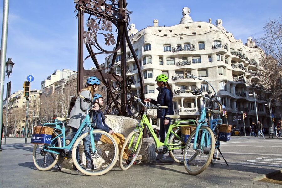 Barcelona: 2.5-Hour Bike or E-Bike Historical Tour - Casa Batlló and La Pedrera show Gaudí at full volume