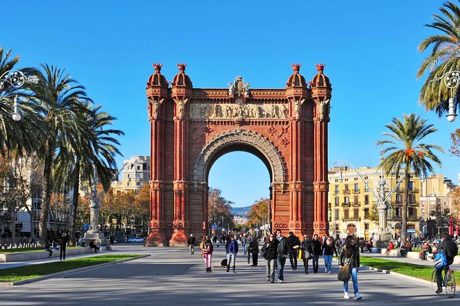 Barcelona Bike Highlights & Sagrada Familia Small Group Tour - A quick look at the Gothic Quarter