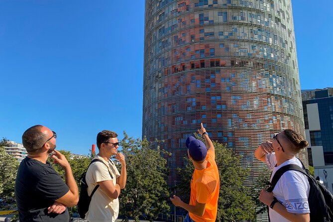 Barcelona bike tour with French guide 20-ТOP, bike/eBike - The Sagrada Familia stop is for photos, not entry