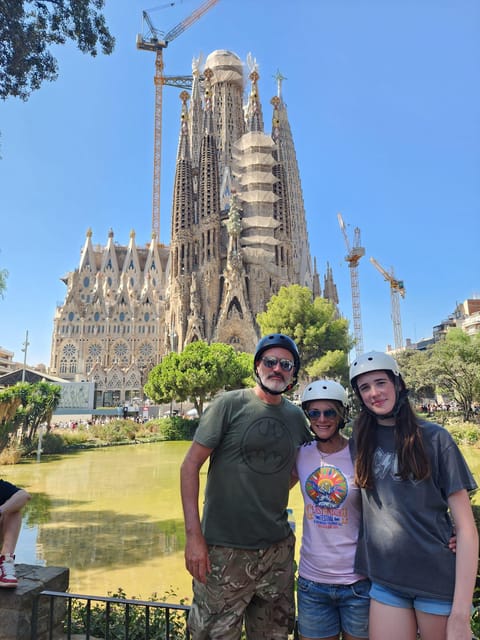 Barcelona: e-scooter and Bike tour - Sagrada Familia is a photo stop, not an interior visit