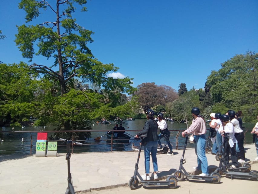 Barcelona: e-scooter and Bike tour - Arc de Triomf and Parc de la Ciutadella