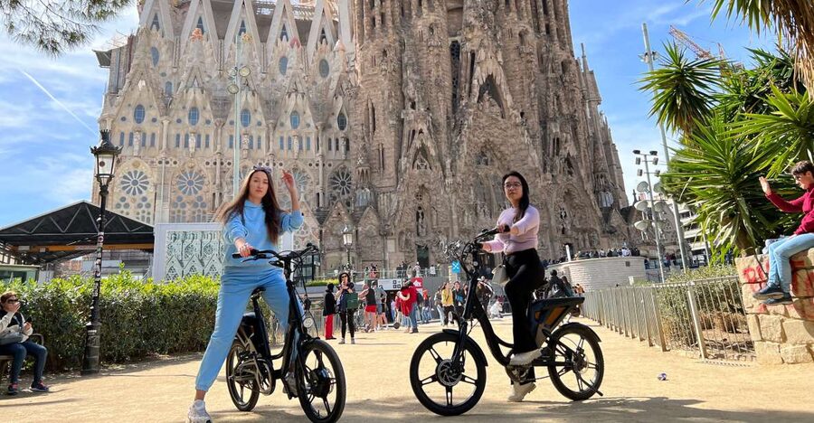 Barcelona: Gaudi Guided E-Bike Tour - Reaching Gaudi’s Barcelona