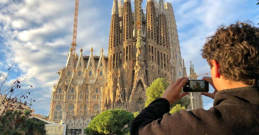 Barcelona: Guided Bike or E-Bike City Tour - Why a bicycle is a smart way to see Barcelona