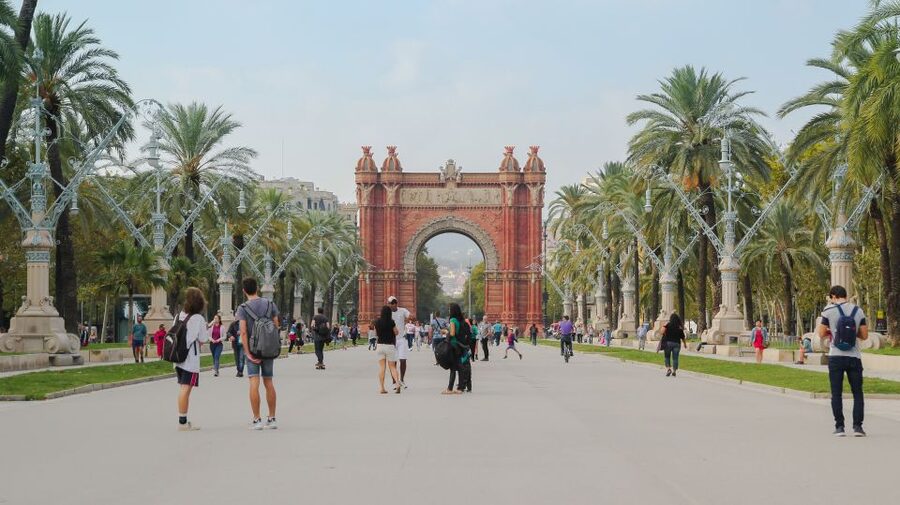 Barcelona: Guided Bike or E-Bike City Tour - Arc de Triomf and the breathing space of Ciutadella Park