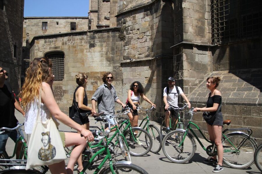 Barcelona: Guided Bike or E-Bike City Tour - Sagrada Família, with time to look up