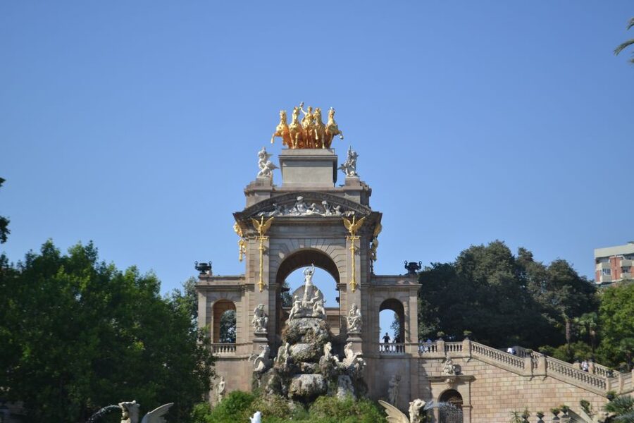 Barcelona: Guided Bike or E-Bike City Tour - El Born and Santa Maria del Mar at the finish