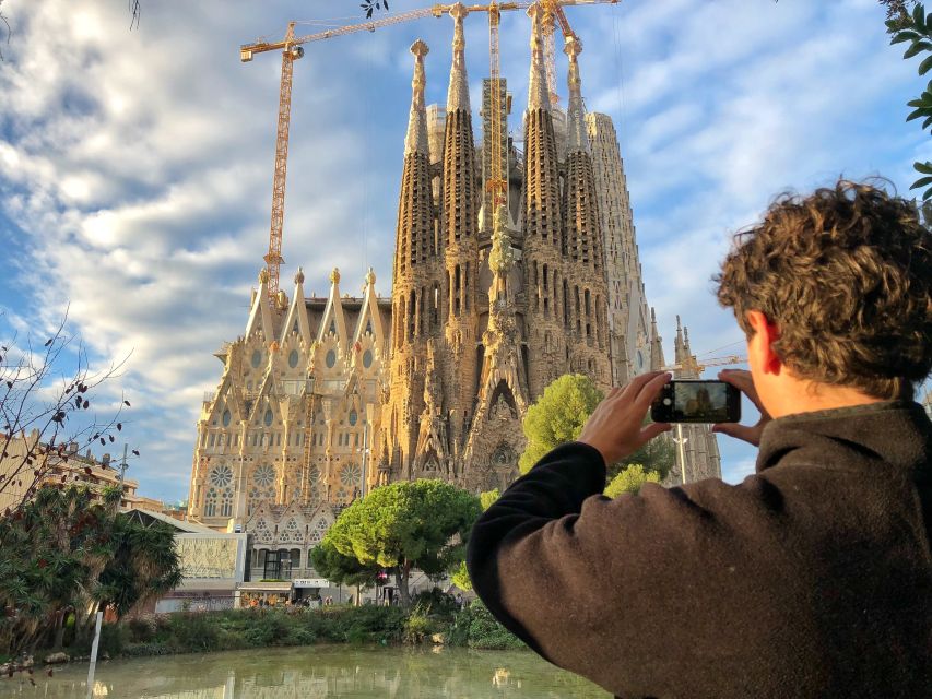 Barcelona: Guided Bike or E-Bike City Tour - Plaça Reial and the first ride into the Gothic Quarter