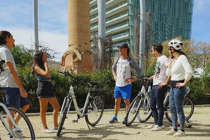 Barcelona Off The Beaten Track 4h Bike Tour - Arc de Triomf and the road into the old city