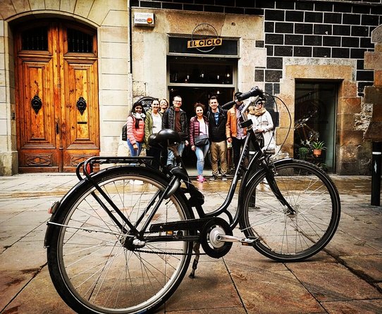 Barcelona Private Bike/eBike Tour & Sagrada Familia Tickets - What the guides add to the ride