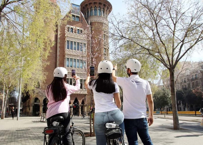 Barcelona: Tapas Tasting Tour by Regular Bike or E-Bike - Sagrada Família: the tour’s main architectural moment