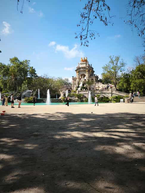 Barcelona: Top-Rated Bike or E-Bike Tour with Local Guide - Sagrada Familia and the question of Gaudí’s genius