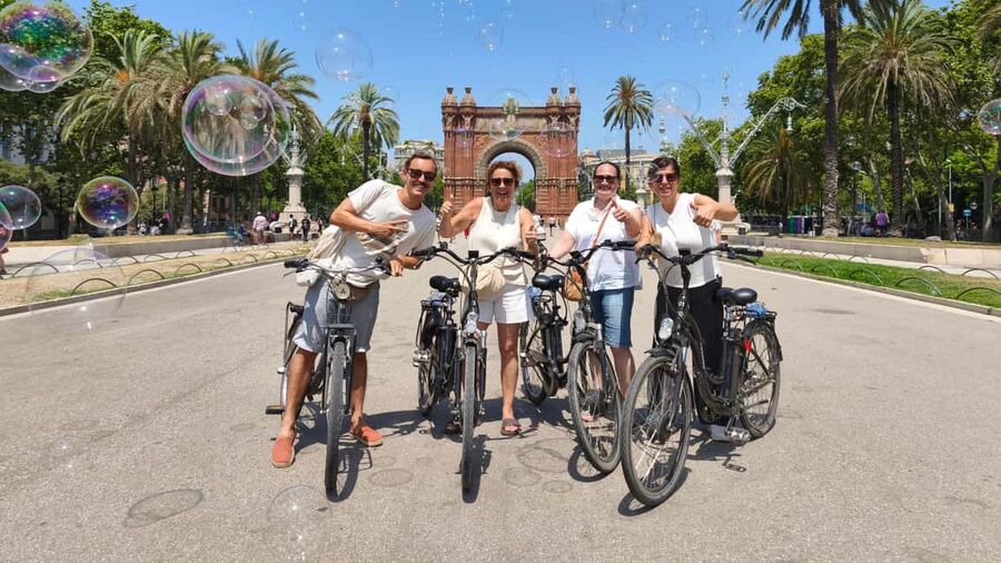 Barcelona: Top-Rated Bike or E-Bike Tour with Local Guide - Starting in Plaça de Sant Miquel and entering the Gothic Quarter