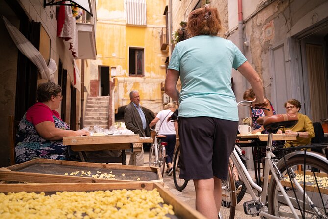 Bari Bike Tour with Pasta Experience - Guides make the short route better