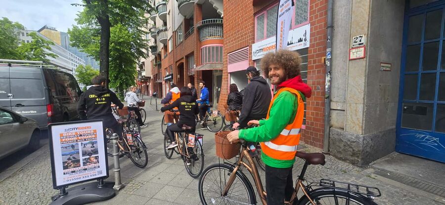 Berlin: 3-hour bike tour - A journey through time in the capital - Thirty minutes in Tiergarten