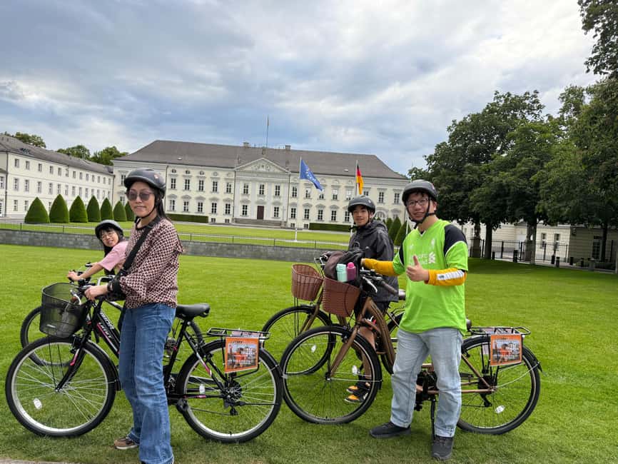 Berlin: 3-hour bike tour - A journey through time in the capital - Brandenburg Gate and the meaning of unity