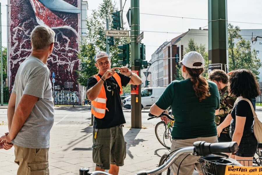 Berlin: Cold War & Berlin Wall History Guided Bike Tour - Guides, languages, and group feel