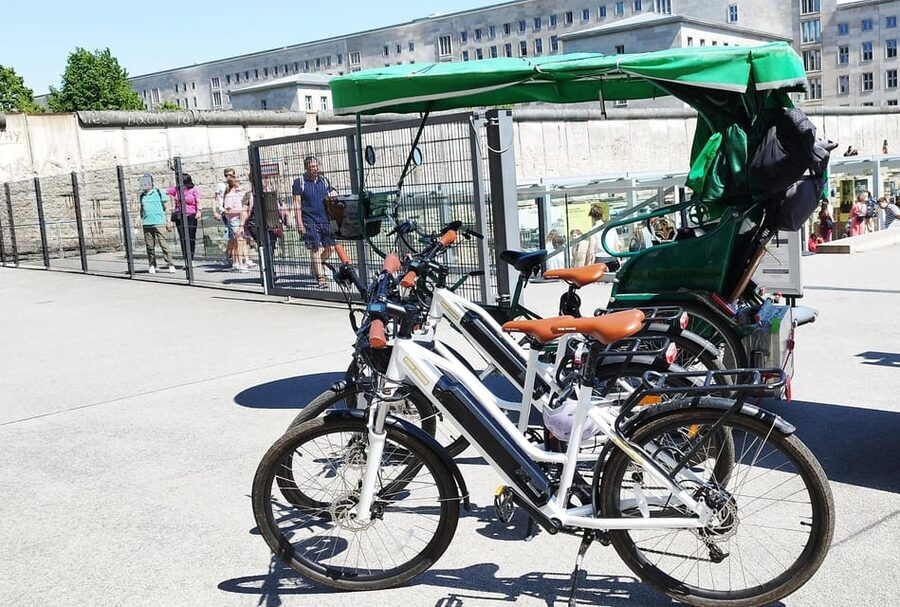 Berlin (E)Bike Tour Historical Highlights in Small groups - E-bike or rickshaw: choosing the right seat