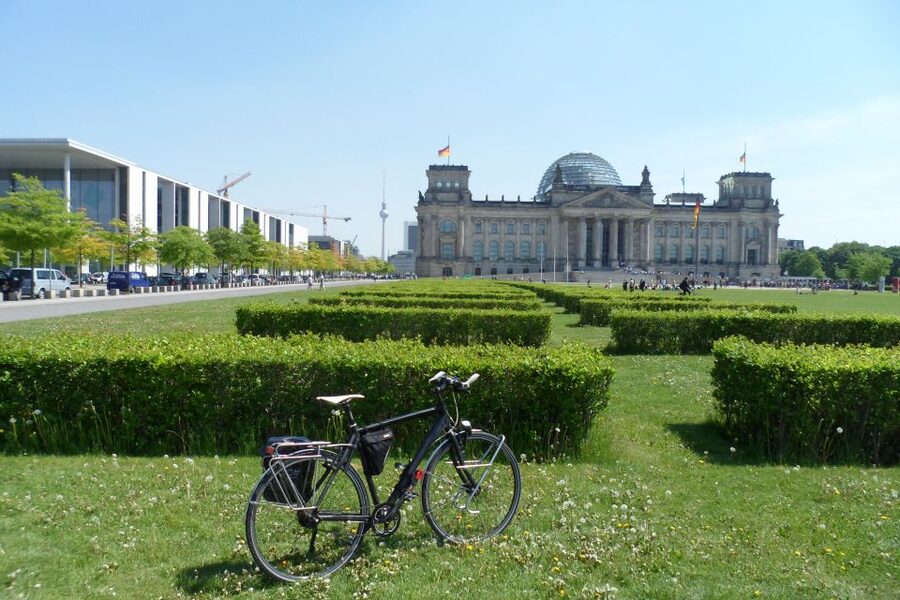 Berlin: E-Bike Tour of the Berlin Wall and Mitte Highlights - Nordbahnhof and the abandoned railway story