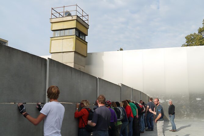 Berlin: Guided Bike tour of the Berlin Wall and Third Reich - Invalidenfriedhof and escape geography