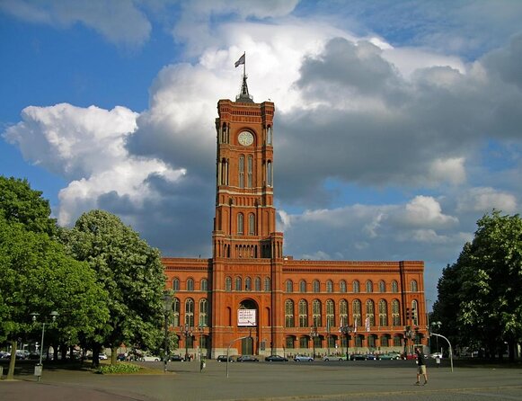 Berlin: Guided Private Bike Tour to Explore the Highlights - Starting in Nikolaiviertel, where Berlin began